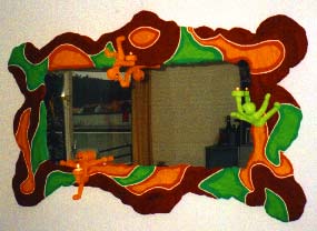 Spiegel aus Gips mit kleinen M&auml;nnchen die als Kerzenhalter funktionieren